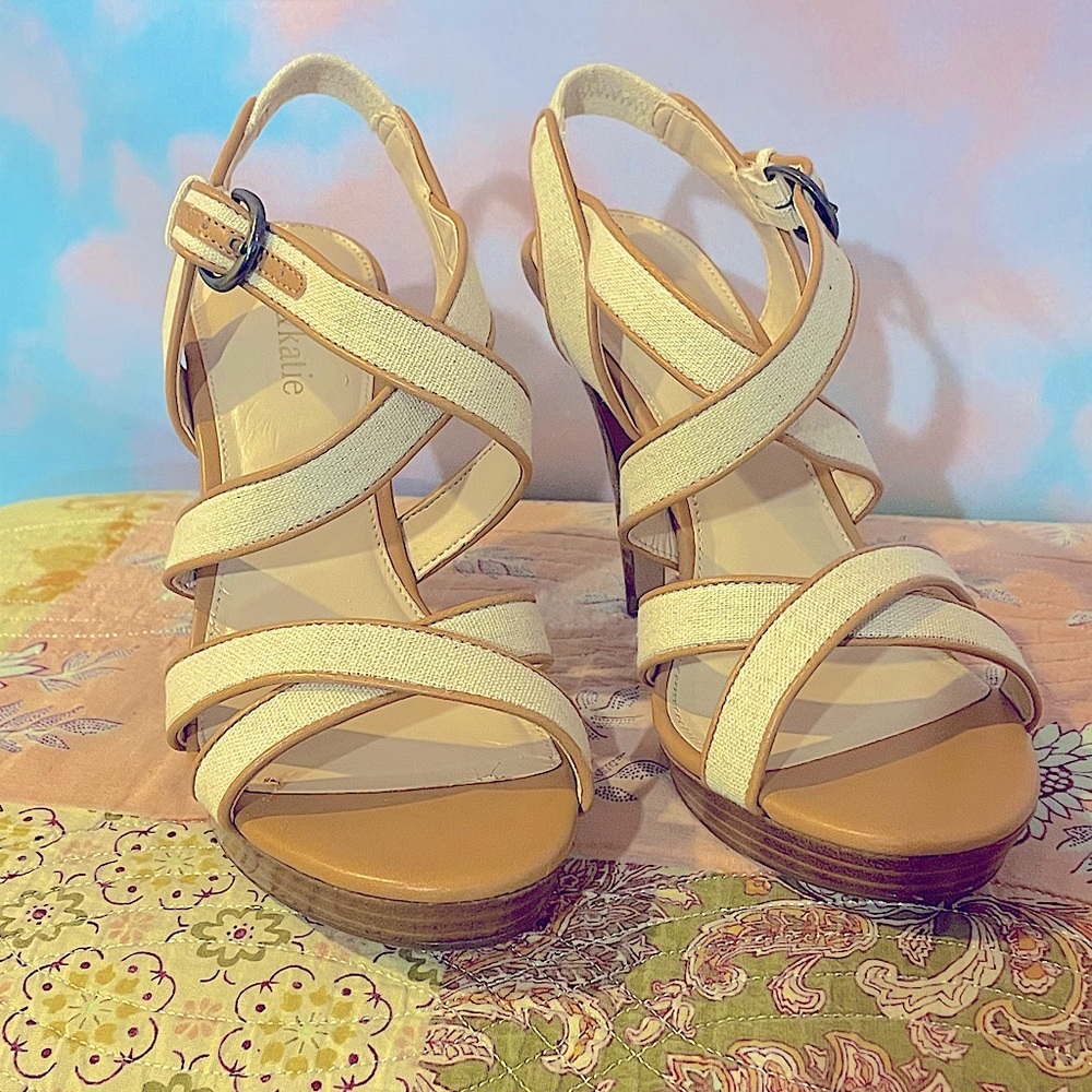 Beautiful Women’s Cream/Tan Canvas Strappy Platform Heels (Sz 7)